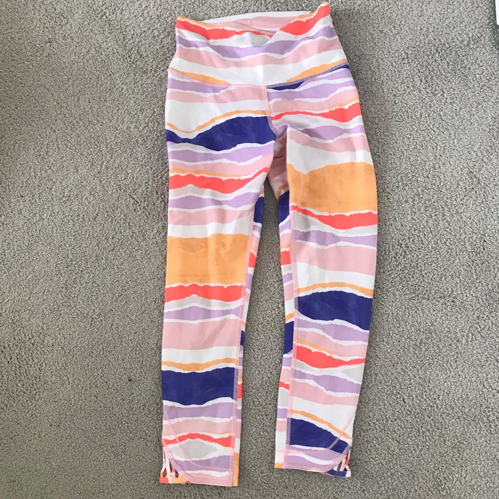 Lululemon size 4 cropped leggings w/ leg detail!